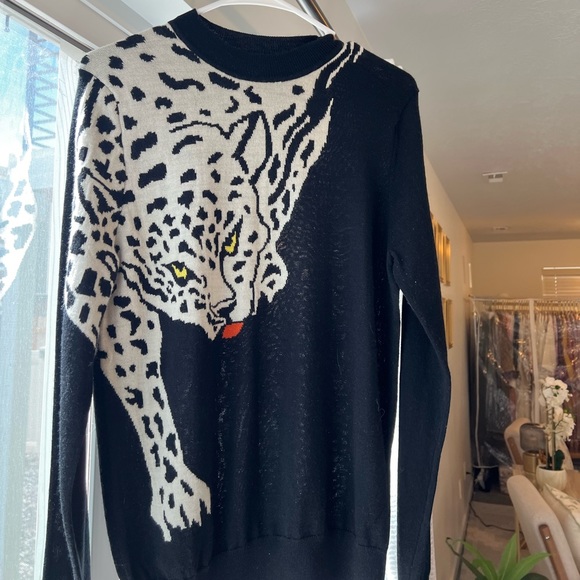 Very cute Pierre Cardin sweater. - Picture 2 of 3